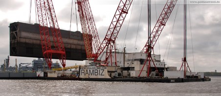 Wilhelmshaven: Schwimmkran Rambiz hievt ein Schleusentor aus dem Wasser