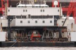 Wilhelmshaven: Schwimmkran Rambiz hievt ein Schleusentor aus dem Wasser