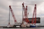 Wilhelmshaven: Schwimmkran Rambiz hievt ein Schleusentor aus dem Wasser