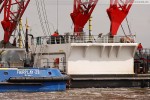 Wilhelmshaven: Schwimmkran Rambiz hievt ein Schleusentor aus dem Wasser
