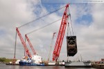 Wilhelmshaven: Schwimmkran Rambiz hievt ein Schleusentor aus dem Wasser