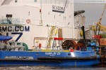 Wilhelmshaven: Schwimmkran Rambiz hievt ein Schleusentor aus dem Wasser