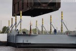 Wilhelmshaven: Schwimmkran Rambiz hievt ein Schleusentor aus dem Wasser