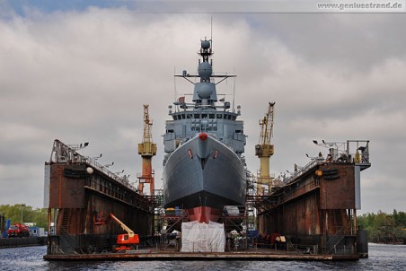 Die Fregatte Bremen (F 207) im Schwimmdock der Neuen Jadewerft