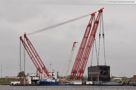 Wilhelmshaven: Schwimmkran Rambiz hievt ein Schleusentor aus dem Wasser