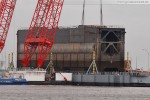 Wilhelmshaven: Schwimmkran Rambiz hievt ein Schleusentor aus dem Wasser
