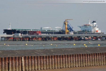 Tanker Pelagos an der NWO-Löschbrücke in Wilhelmshaven