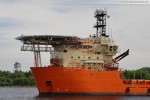 Offshore-Versorgungsschiff Toisa Valiant schleust Richtung Nordsee aus