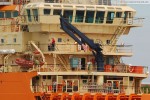 Offshore-Versorgungsschiff Toisa Valiant schleust Richtung Nordsee aus