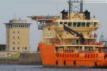 Offshore-Versorgungsschiff Toisa Valiant schleust Richtung Nordsee aus