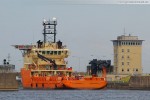 Offshore-Versorgungsschiff Toisa Valiant schleust Richtung Nordsee aus