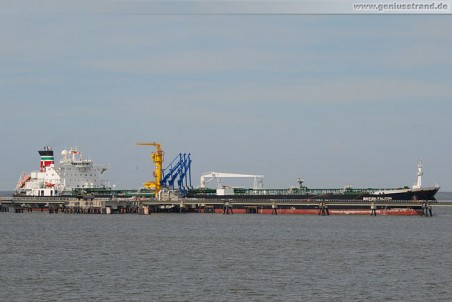 Tanker British Falcon löscht 100.000 t Rohöl