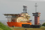 Offshore-Versorgungsschiff Toisa Valiant schleust Richtung Nordsee aus