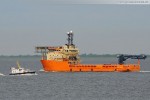 Offshore-Versorgungsschiff Toisa Valiant schleust Richtung Nordsee aus