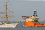 Offshore-Versorgungsschiff Toisa Valiant schleust Richtung Nordsee aus