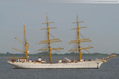 Segelschulschiff Gorch Fock II im Jadefahrwasser