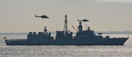 Die Fregatte Emden (F 210) in Begleitung zweier Super Lynx (83+05/83+20) Marinehubschrauber