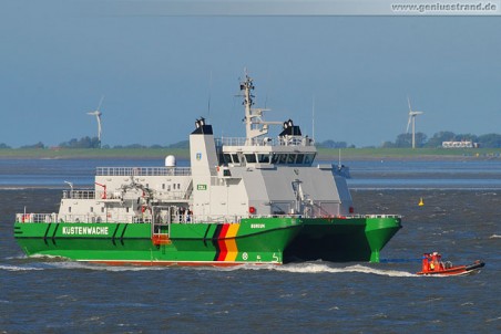 Das SWATH-Zollkreuzer Borkum mit Tochterboot auf der Jade