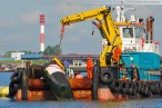JadeWeserPort: Mehrzweck-Arbeitsboot Coastal Hunter bei der Arbeit