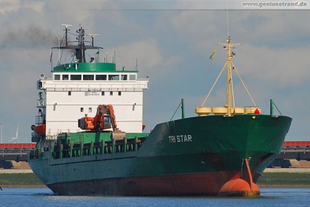 Frachtschiff Tri Star hat Baustoffe an der Niedersachsenbrücke gelöscht