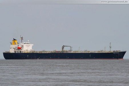 Tanker High Power auf Nord-Reede, wird 14.000 t Diesel an der WRG löschen