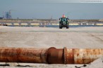 JadeWeserPort: Die aufgespülte Flache wird per Nassansaat begrünt