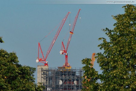 Fussball-WM 2010: In über 130 Metern Höhe hängt die Deutschlandflagge