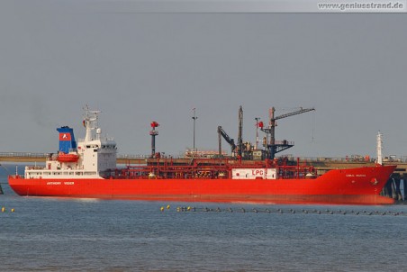 Tanker Coral Pavona an der Ineos Löschbrücke