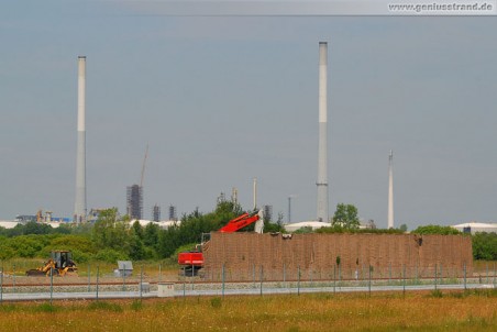 Gleistrasse JadeWeserPort: Abriss der grünen Lärmschutzwand