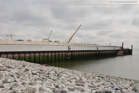 JadeWeserPort: Die südliche Flügelwand vom Containerhafen JWP