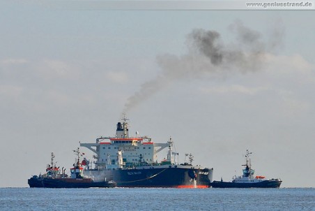 Tanker Delta Sailor und vier Schlepper