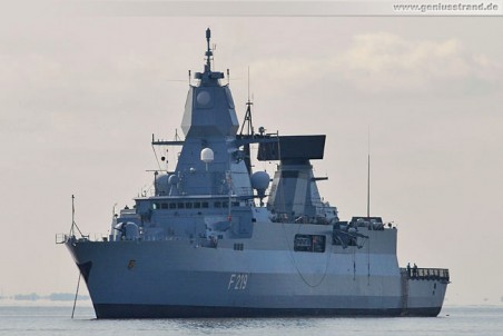 Fregatte Sachsen (F 219) auf Reede vor Wilhelmshaven