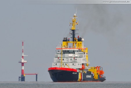 Gewässerschutzschiff Mellum in Höhe des Radarturms Hooksielplate