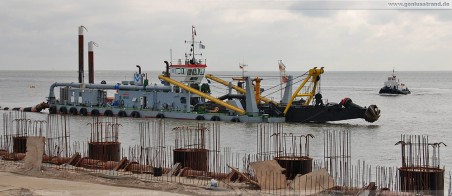JadeWeserPort: Der Saugbagger M 30 vor der Spundwand