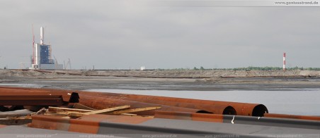 JadeWeserPort: Kraftwerksneubau, Leuchtturm Oberfeuer Voslapp und das Spülfeld im Vordergrund
