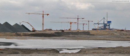 JadeWeserPort: Blick über das Spülfeld Richtung Niedersachsenbrücke
