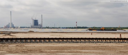 JadeWeserPort: Im Vordergrund entsteht die 16-gleisige Vorstellgruppe JadeWeserPort