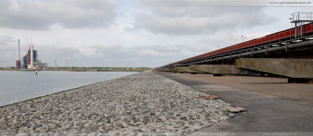 JadeWeserPort: Blick auf den Süddamm der an der Niedersachsenbrücke angrenzt