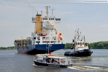 Der Auflieger India verlässt Wilhelmshaven