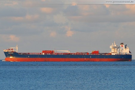 Tanker Navion Scandia im Jadefahrwasser