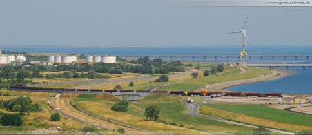 Vorstellgruppe JadeWeserPort: Ein Schotterzug kommt auf der Gleisbaustelle JadeWeserPort an