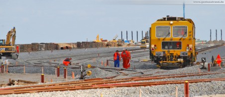 Gleisbauarbeiten an der 16-gleisigen Vorstellgruppe des JadeWeserPort