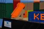 Weltrekord am JadeWeserPort: Längstes Containerschiff aus Lego