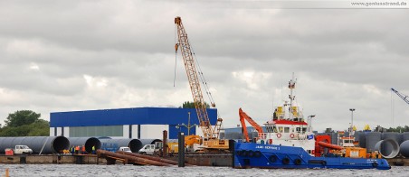 GDF Suez Kraftwerkskühlung: Die HDPE-Rohre werden in kürze über die Ablaufbahn ins Hafenbecken gezogen