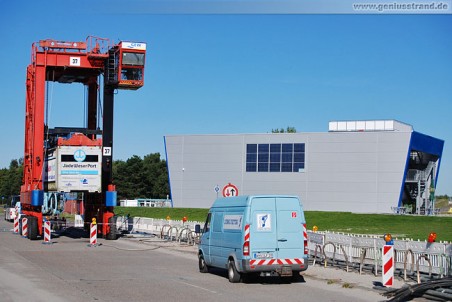 Van Carrier am JadeWeserPort-Infocenter