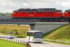JadeWeserPort: Ein Güterzug beliefert die Gleisbaustelle der Vorstellgruppe