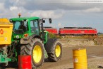 JadeWeserPort: Ein Güterzug beliefert die Gleisbaustelle der Vorstellgruppe