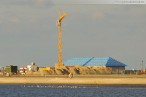 Die JadeWeserPort-Baustelle am Abend