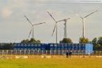 Die JadeWeserPort-Baustelle am Abend