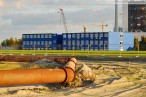 Die JadeWeserPort-Baustelle am Abend